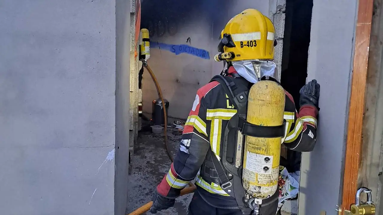 Bomberos en acci&oacute;n.