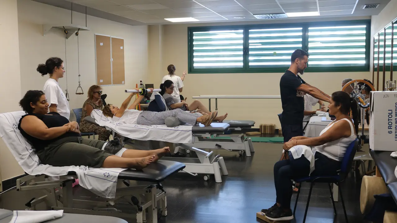 Pacientes y profesionales en el servicio.