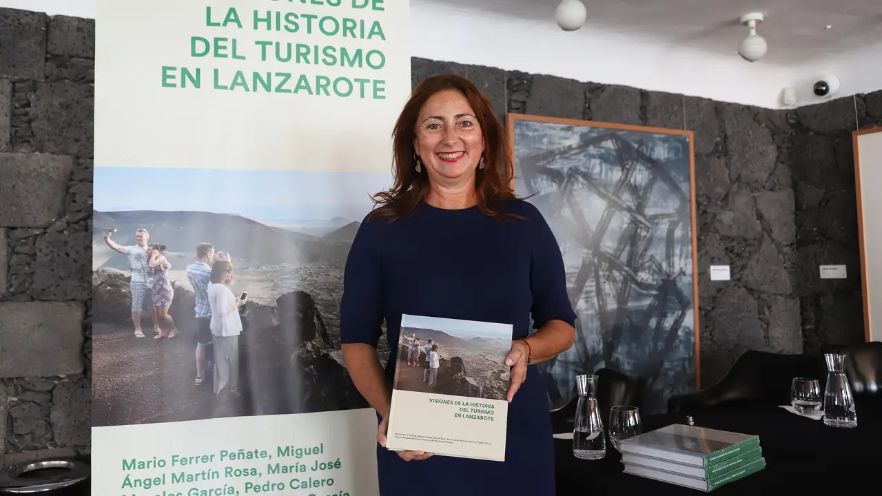 Libro 'Visiones de la historia del turimo en Lanzarote'.
