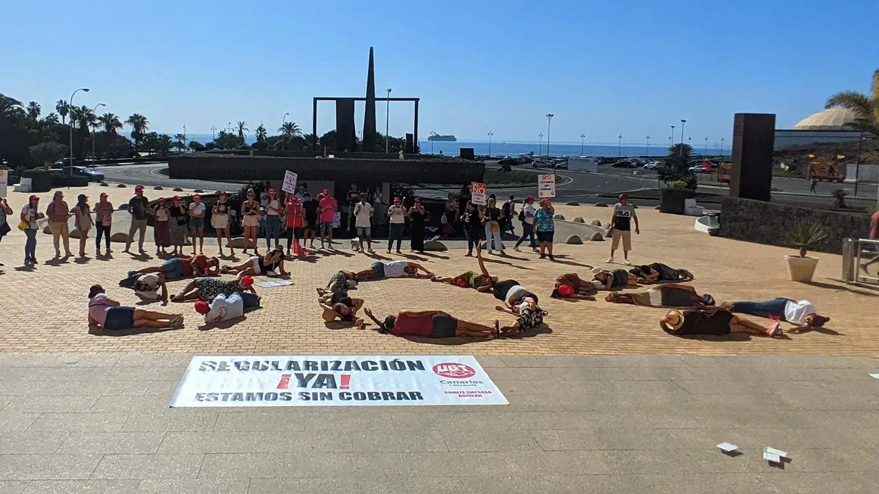 Concentración de los trabajadores de Adislan ante el Cabildo, en el pasado mandato. Imagen de archivo.