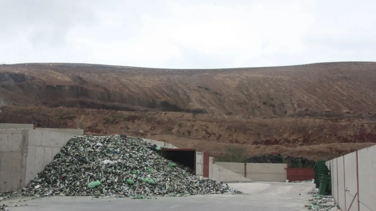 Zona de vidrio para reciclar en el Complejo Ambiental de Zonzamas.