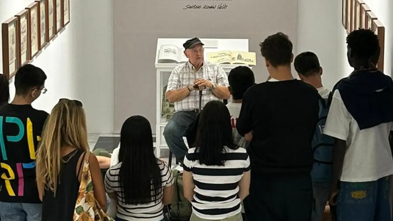 Santiago Alemán rodeado de alumnos del IES Agustín Espinosa.