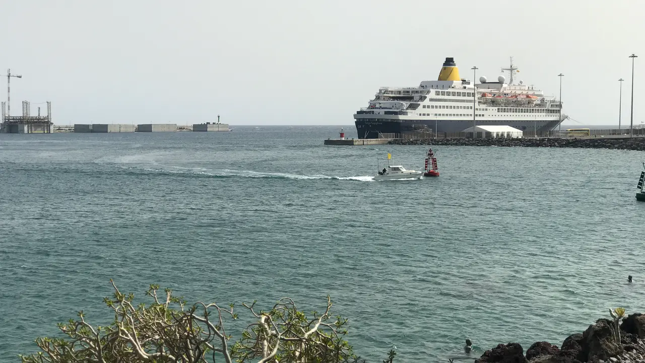Barco de cruceros en Arrecife.