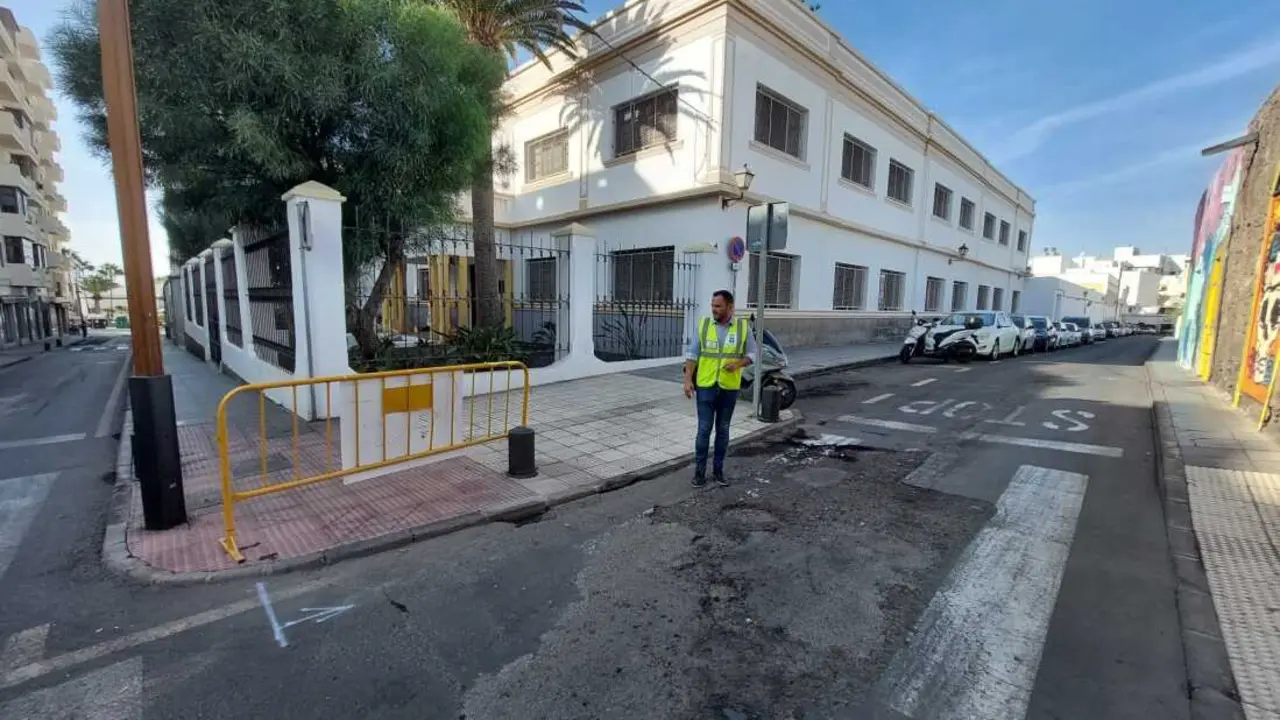 El alcalde junto a la calle que se reasfaltará
