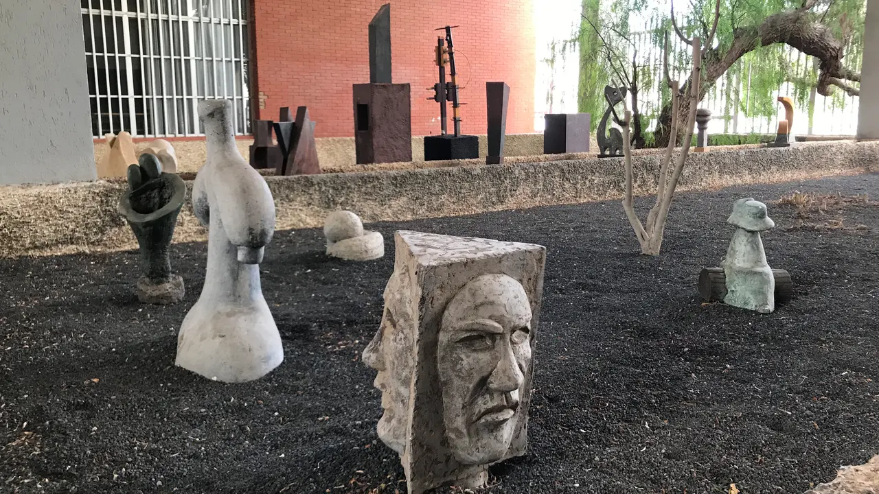 Escuela de Arte Pancho Lasso de Arrecife. Esculturas en los jardines.