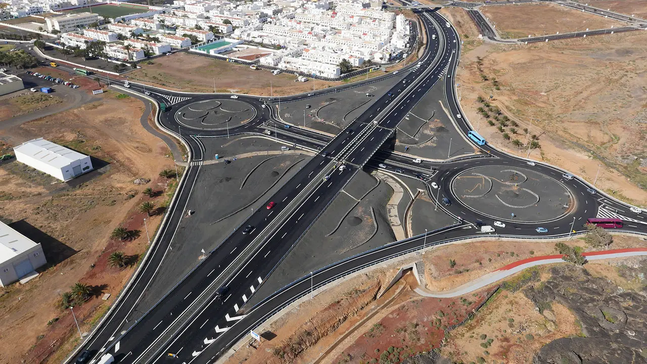 Rotonda en la carretera de Circunvalación de Arrecife, cruce con la carretera de Tahíche. Foto Horinsa.