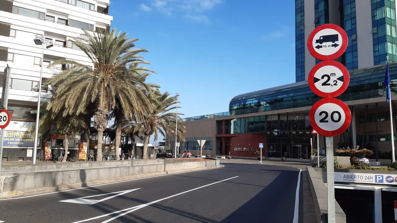 Avenida de Arrecife. La señal de limitación de velocidad es raro que se respete.