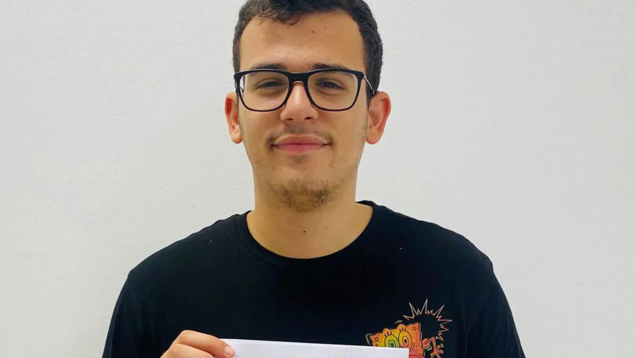 Samuel Moreno, hijo de trabajador de HiperDino que ha recibido la ayuda al estudio.