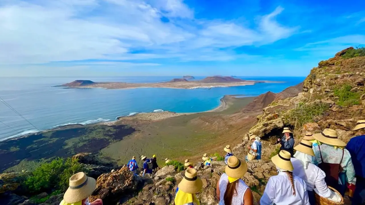 Mujeres bajando el Risco por el sendero.