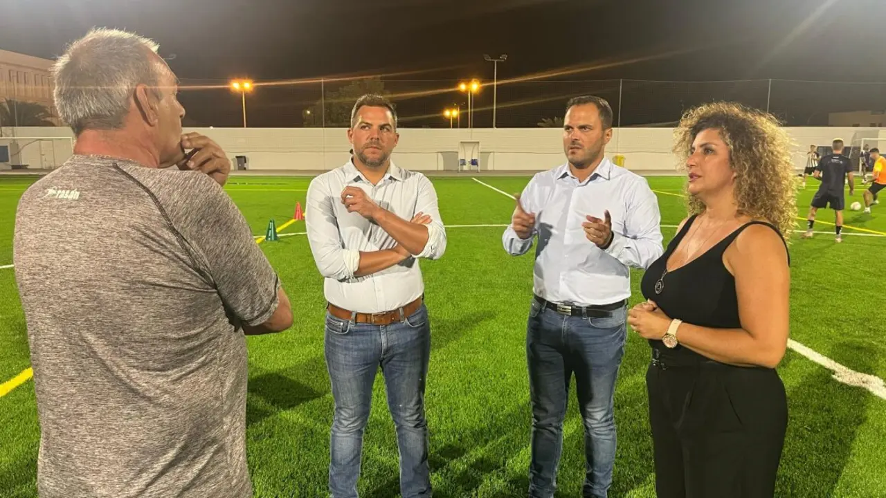 Autoridades en el campo de fútbol.