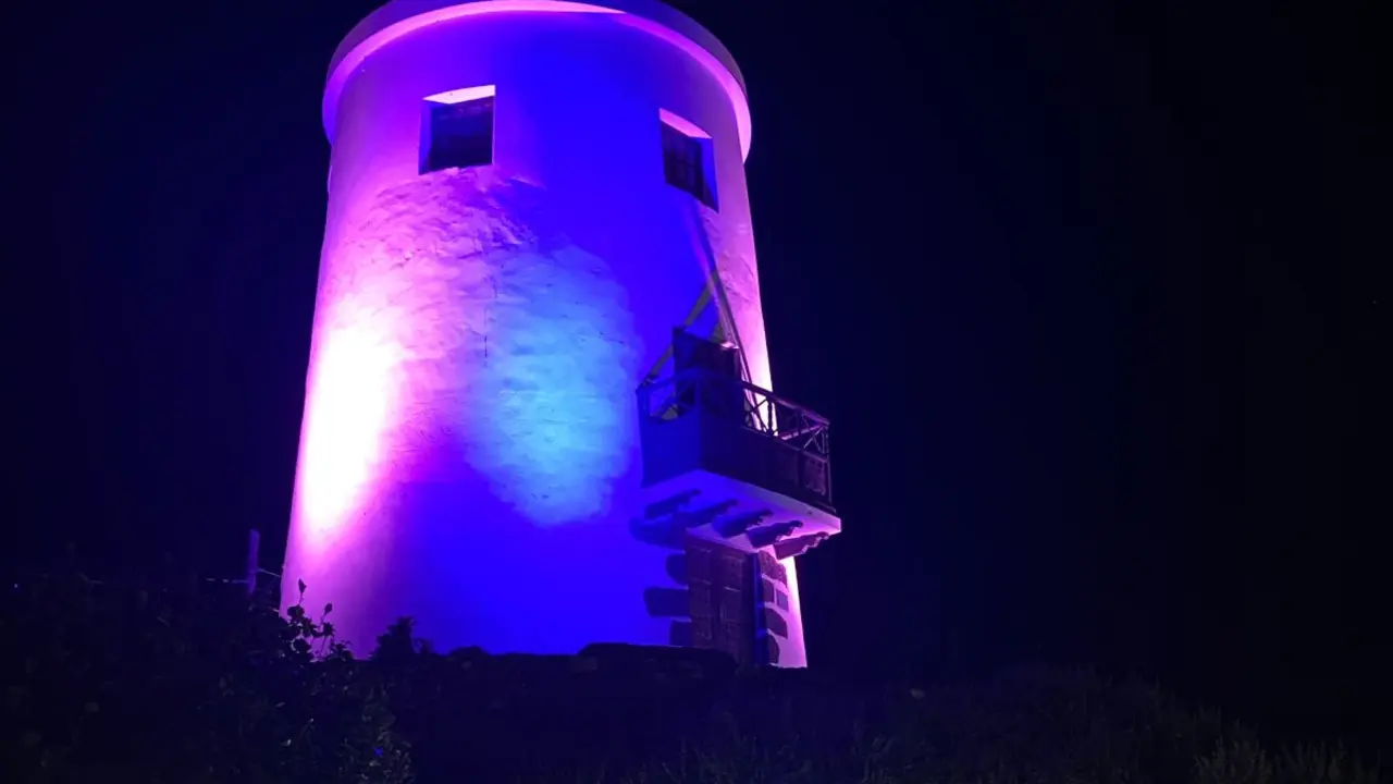 Molino de Yaiza iluminado de color rosa y azul.