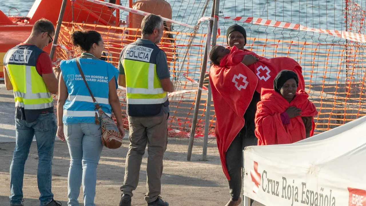 Personas migrantes atendidas en Puerto Naos. Foto EFE, Adriel Perdomo. Archivo