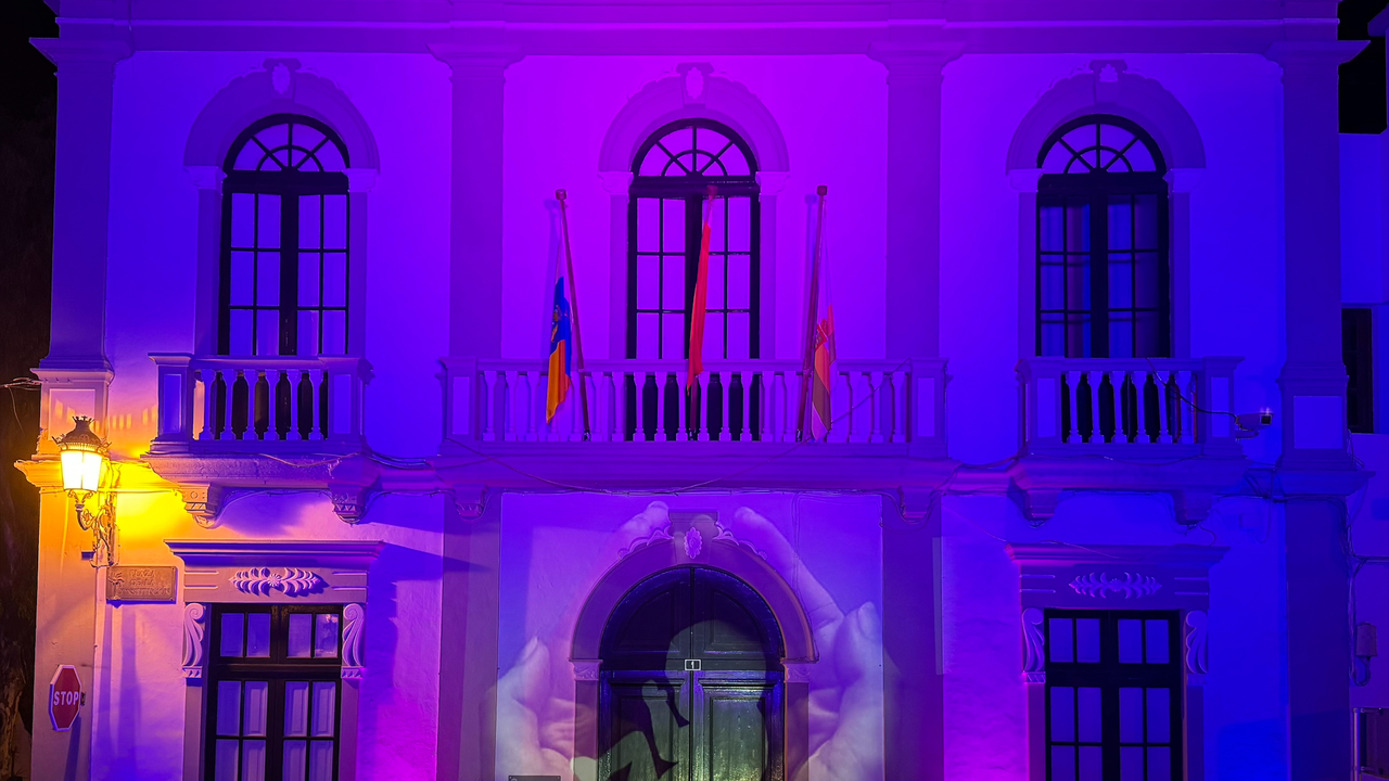 Fachada del Ayuntamiento de Haría iluminada.