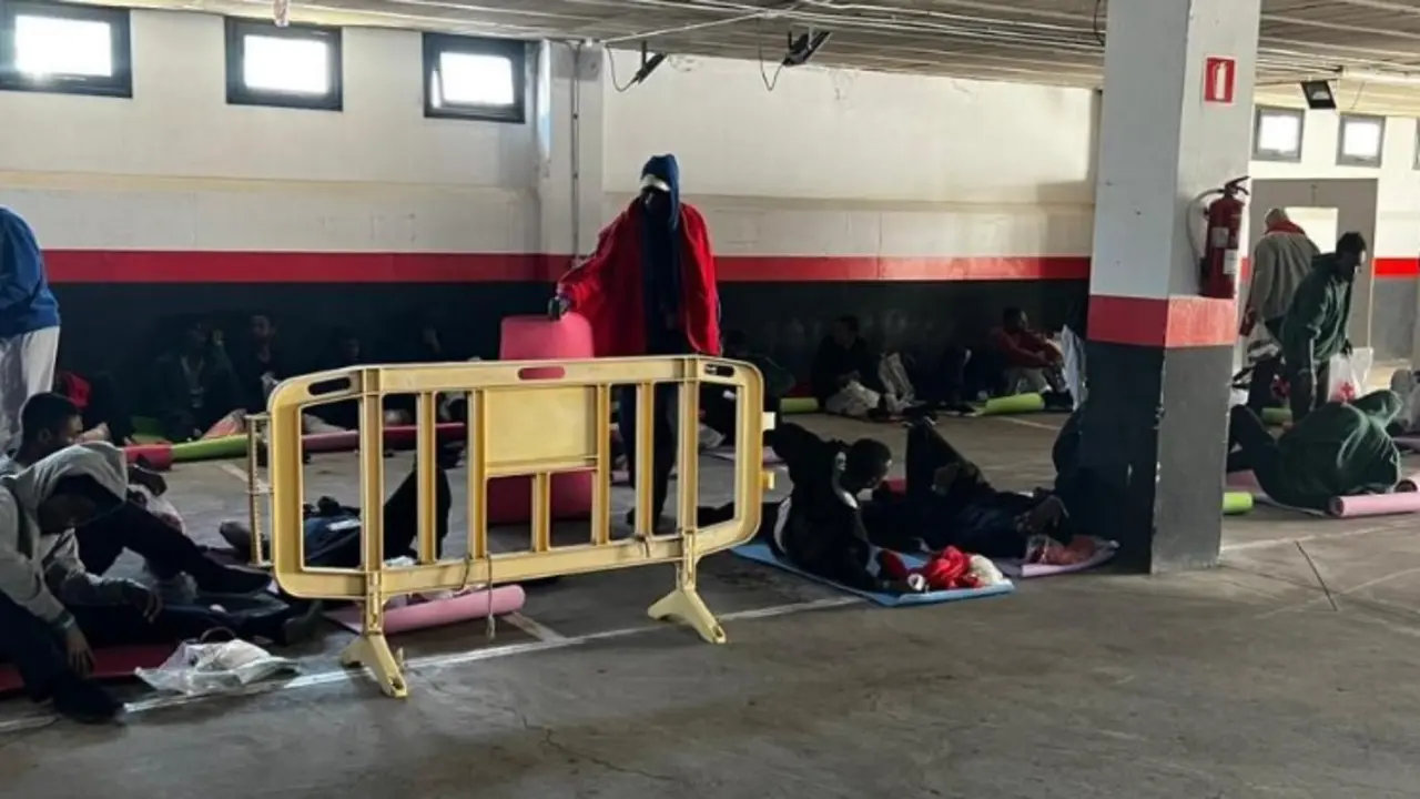 Migrantes duermen en el garaje de la Comisaría de la Policía Nacional de Arrecife. Imagen conseguida por COPE Canarias.