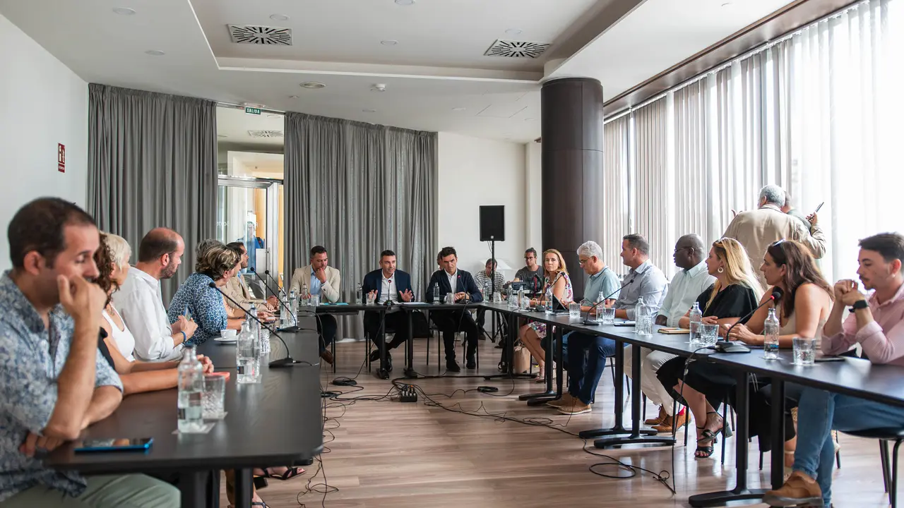 Mesa de Destino Inteligente del Cabildo con los alcaldes de Lanzarote.