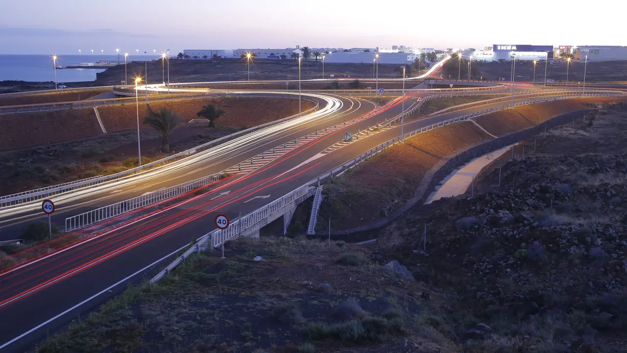 Carretera de Circunvalación de Arrecife, al caer la noche. Foto JL Carrasco.