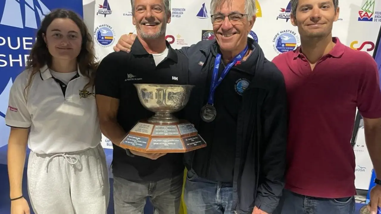 Los campeones con el trofeo