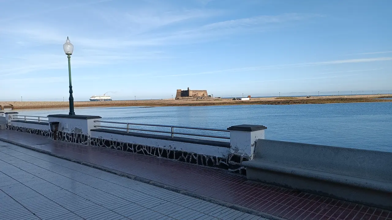 La marina de Arrecife es uno de los espacios más amenzados por el cambio climático en la isla.