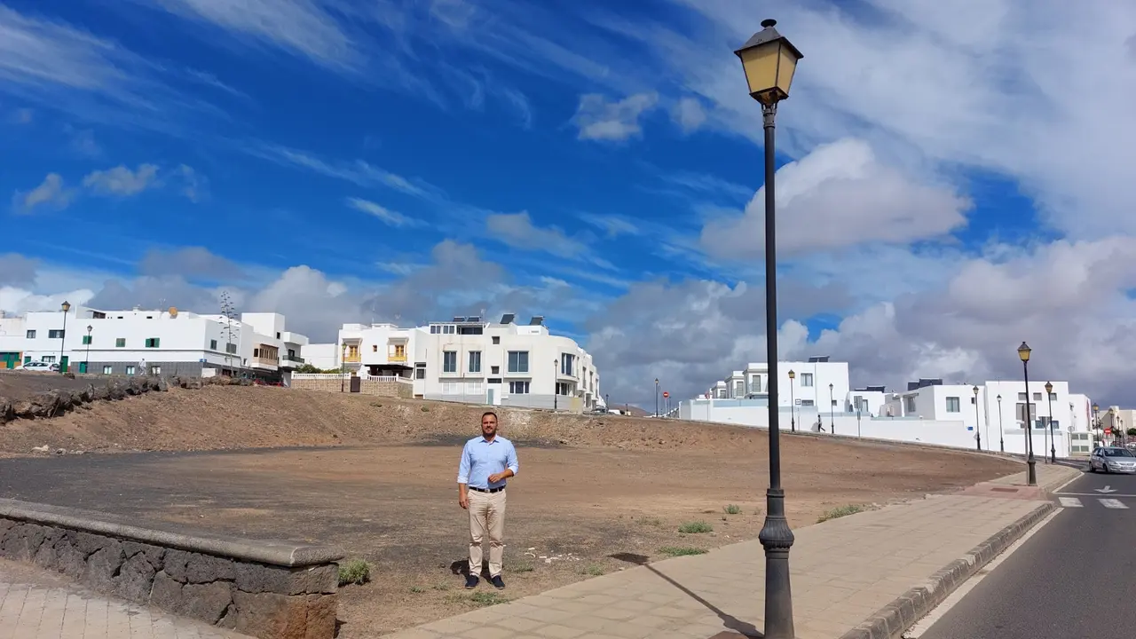 El alcalde de Arrecife, Yonathan de León, en la parcela donde se construirás las nuevas instalaciones deportivas en el barrio de San Francisco Javier