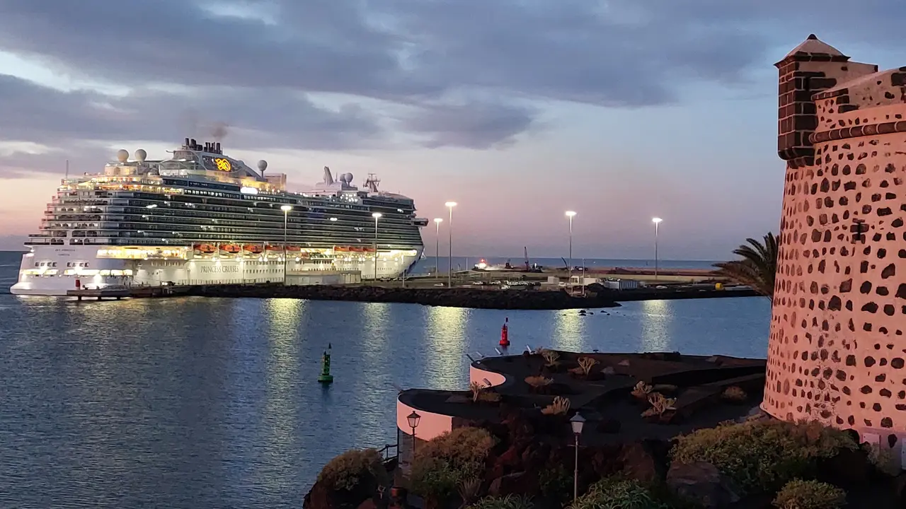 El 'Sky Princess' atracado en el Muelle de Cruceros de Arrecife.