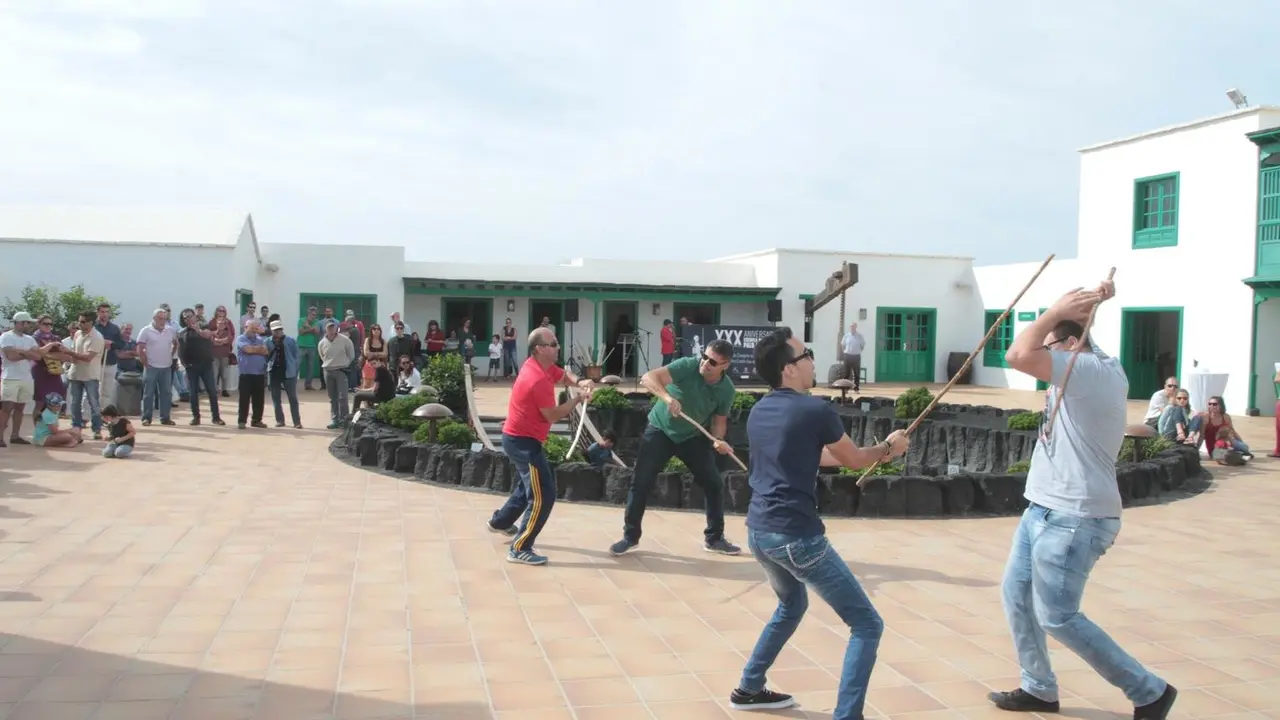 Demostración del juego del palo en la Casa Museo del Campesino.