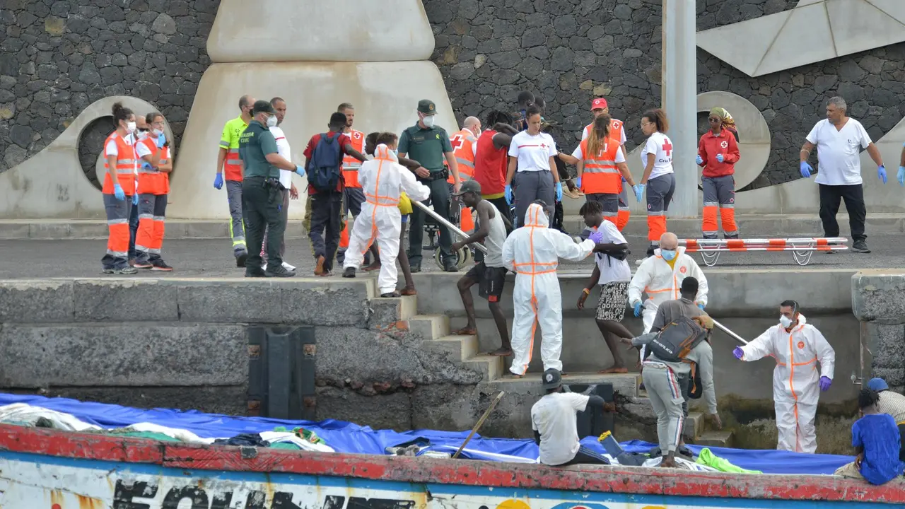 Cayuco en el muelle de La Restinga. Foto EFE, Gelmert Finol.