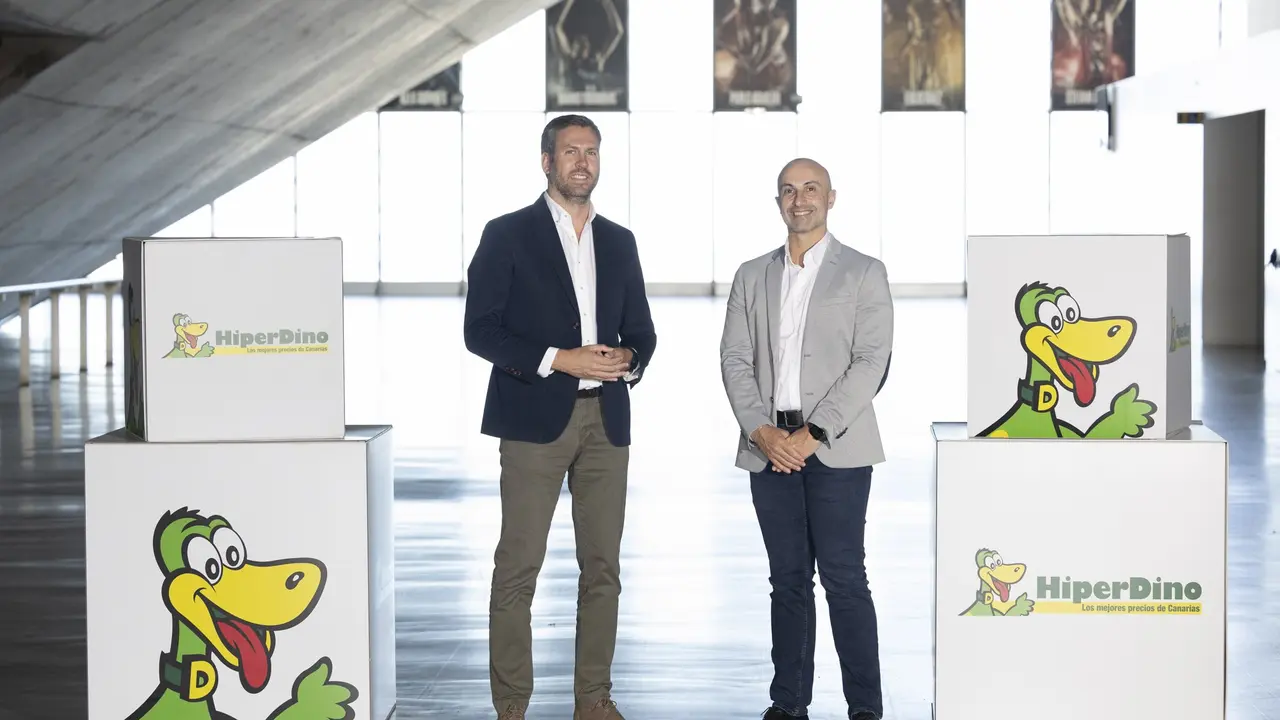 Paris García, director de Marketing y Comercial del C.B. Gran Canaria, y Carlos García, director de Marketing y Comunicación de HiperDino