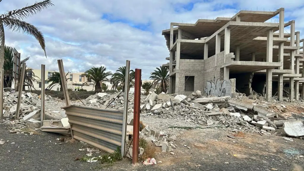 Demolición de esqueletos en Costa Teguise.