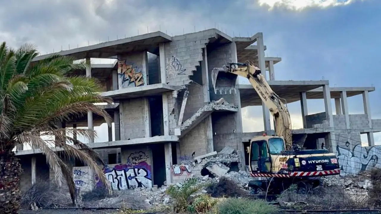 Demolición de esqueletos en Costa Teguise.