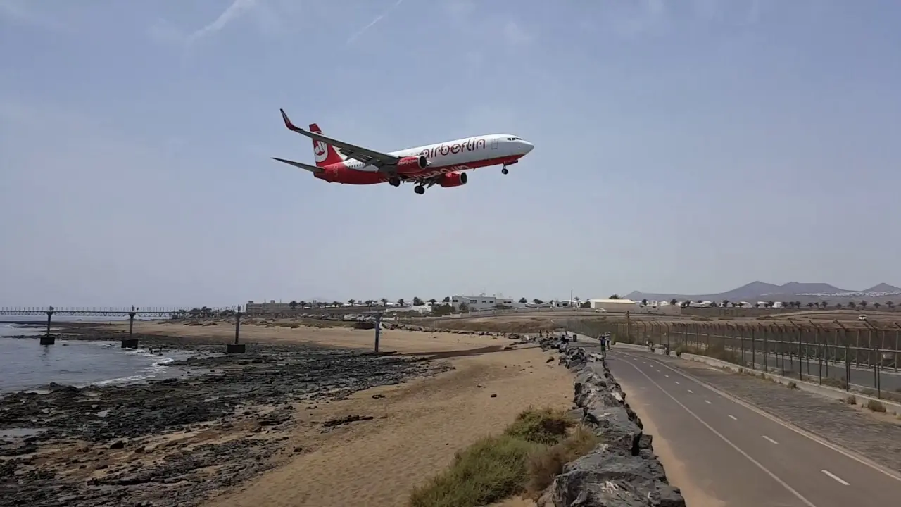 Aterrizaje de un avión en el Aeropuerto de Lanzarote. Imagen de archivo.