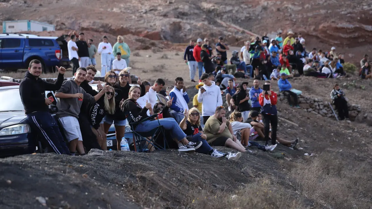 Aficionados a los rallyes en Lanzarote. Foto Sergio Betancort.