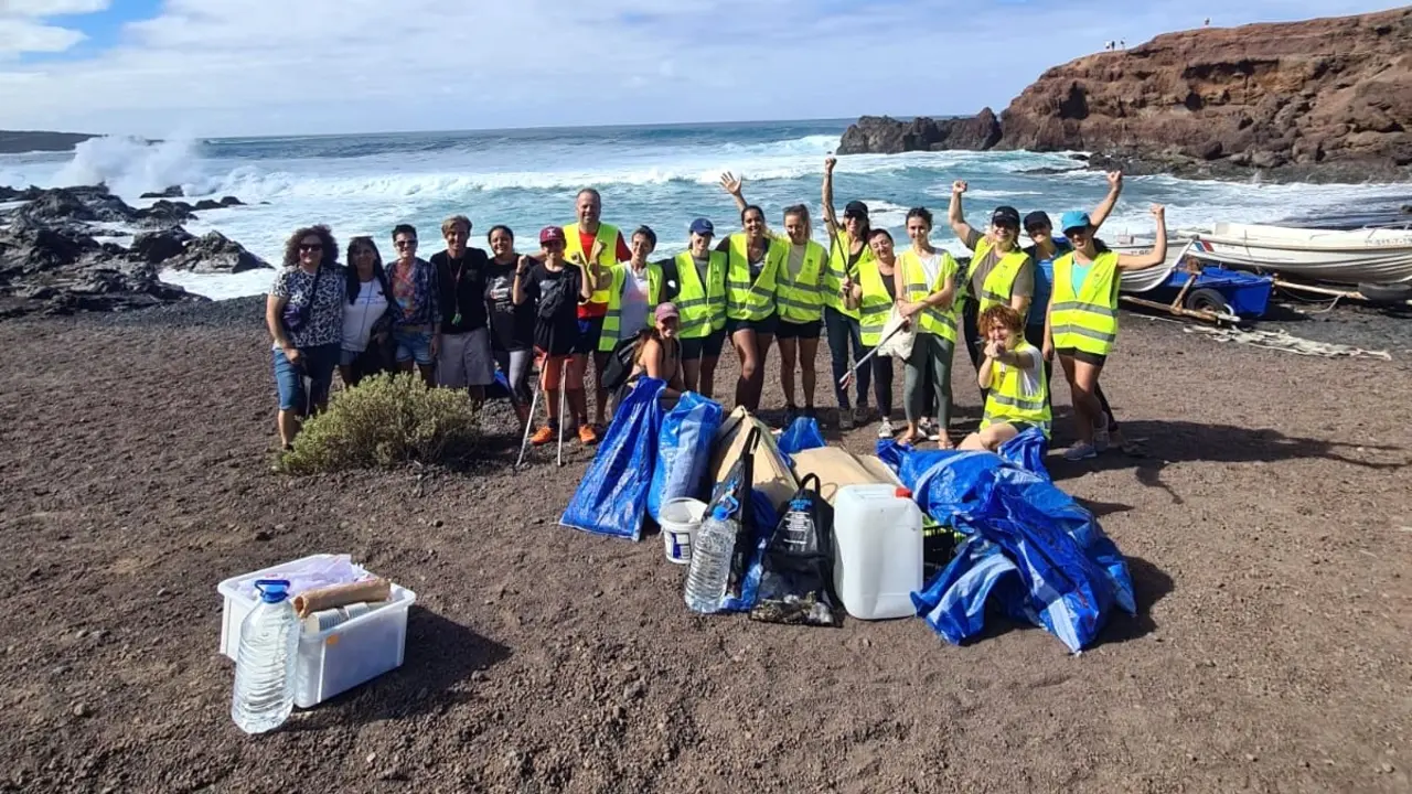 Voluntariado de limpieza de litoral en Yaiza.