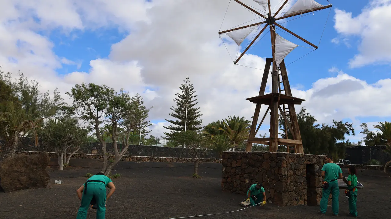 Alumnos de la escuela taller trabajando en la instalación fotovoltaica del molino. Foto Patrimonio Nacional.
