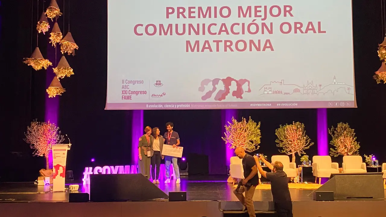 Momento de la entrega del premio a la mejor comunicación oral.