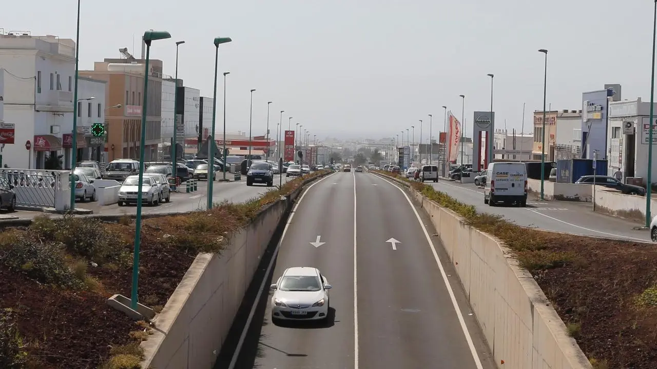 Carretera de Arrecife a San Bartolomé a su paso por Argana. Foto JL Carrasco.