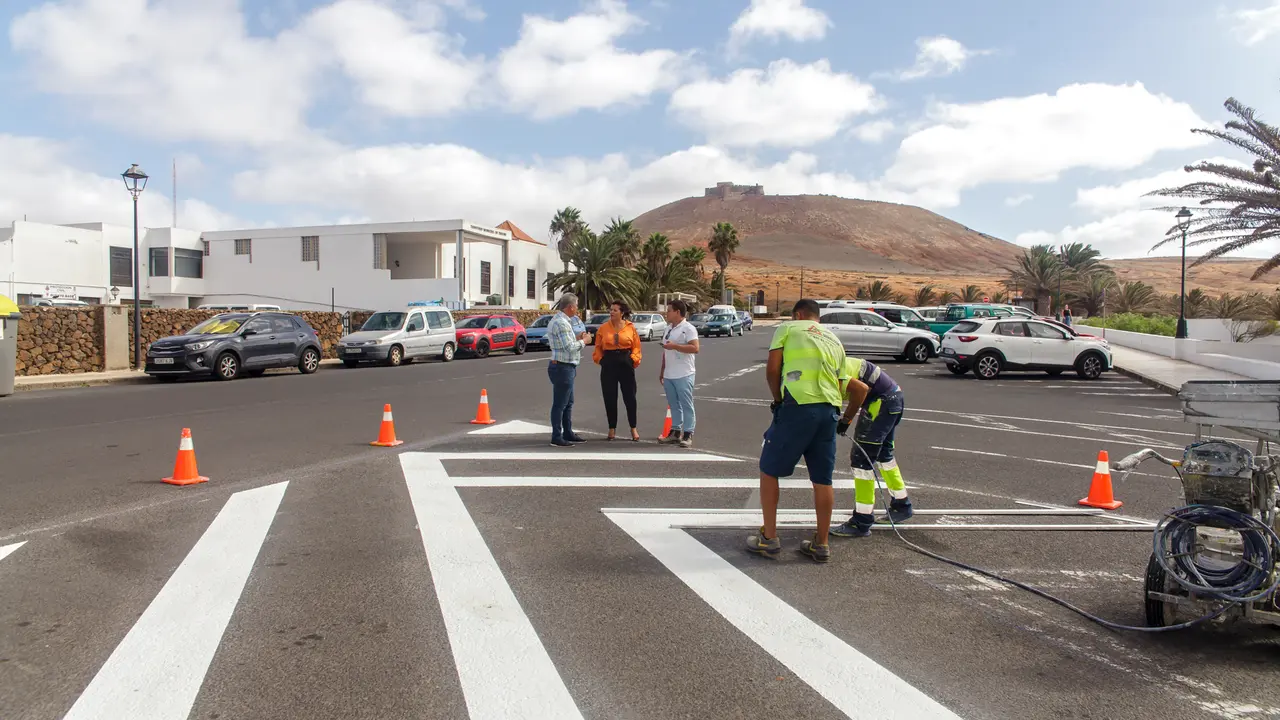 Pintado de señales viales en Teguise.
