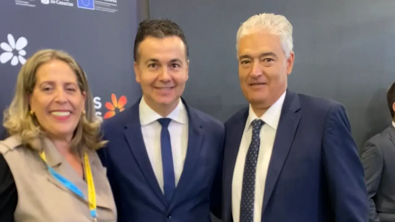 El alcalde de Tías en la WTM de Londres 2023. En el centro, el ministro de Turismo.