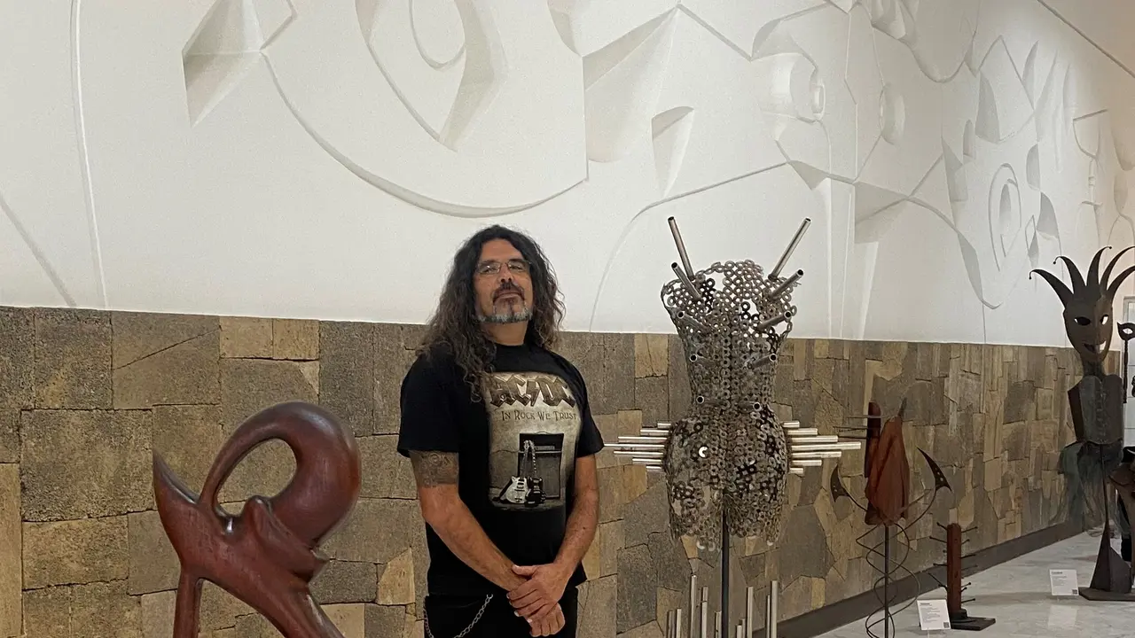 Exposición de esculturas en la terminal.