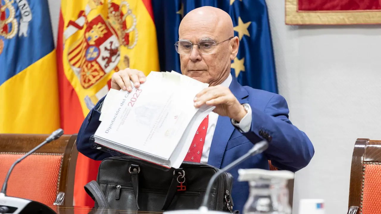 El diputado del Común, Rafael Yanes, presentó este lunes en comisión parlamentaria el informe extraordinario sobre la situación de la vivienda en Canarias desde una perspectiva social. EFE, Miguel Barreto.