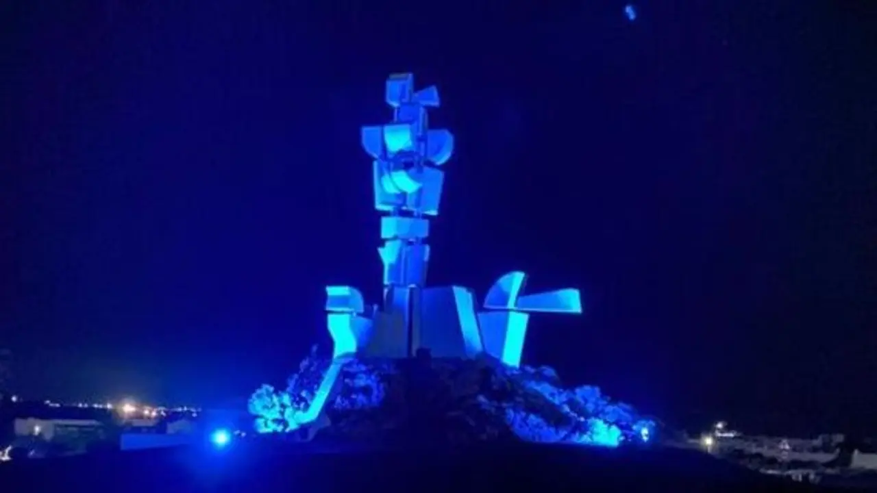 Monumento del Campesino iluminado de color azul.