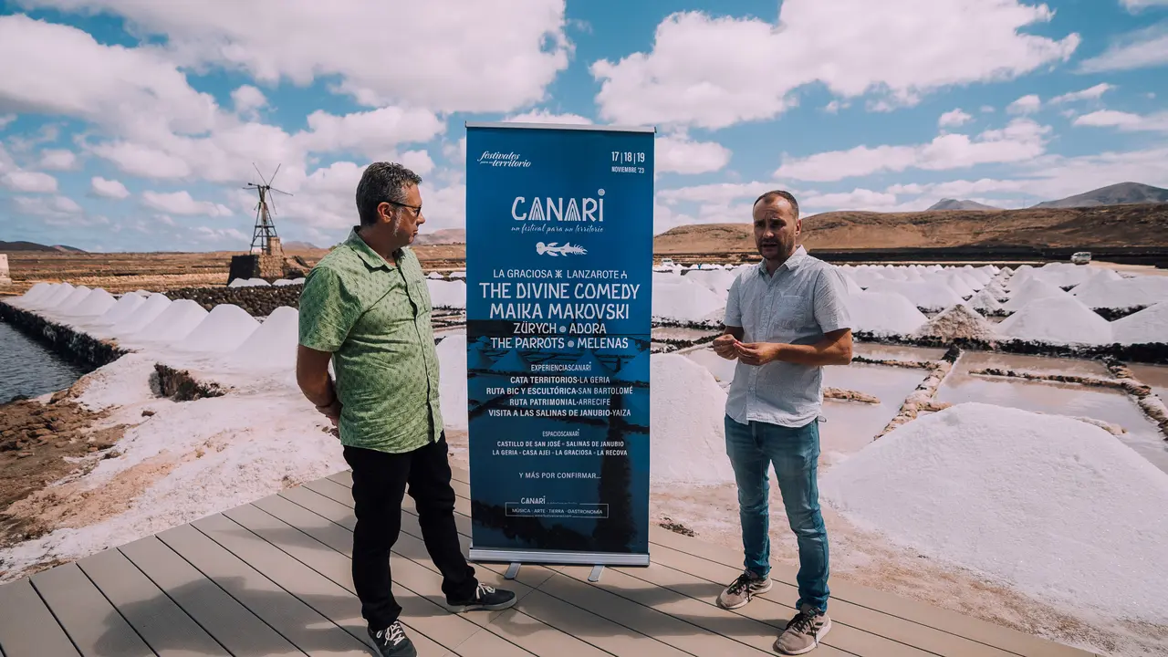 Neftalí Acosta y Carlos Montilla en la presentación de Canari en las Salinas de Janubio.