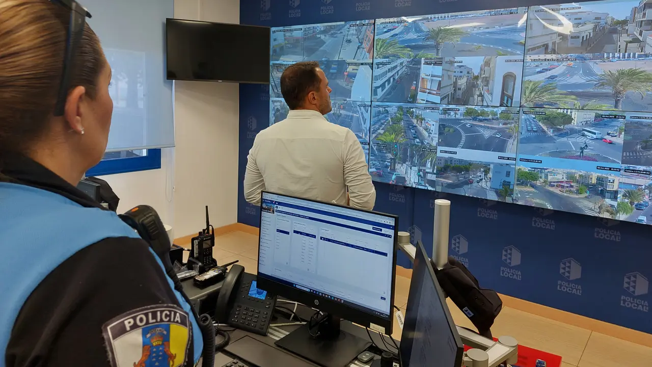 El alcalde en la sala de control de la vídeo vigilancia de Arrecife.
