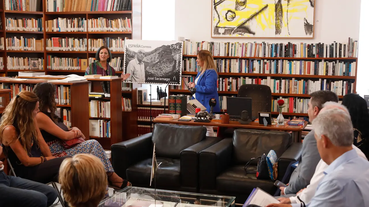 Sello conmemorativo del 101 aniversario de José Saramago. Foto JL Carrasco.