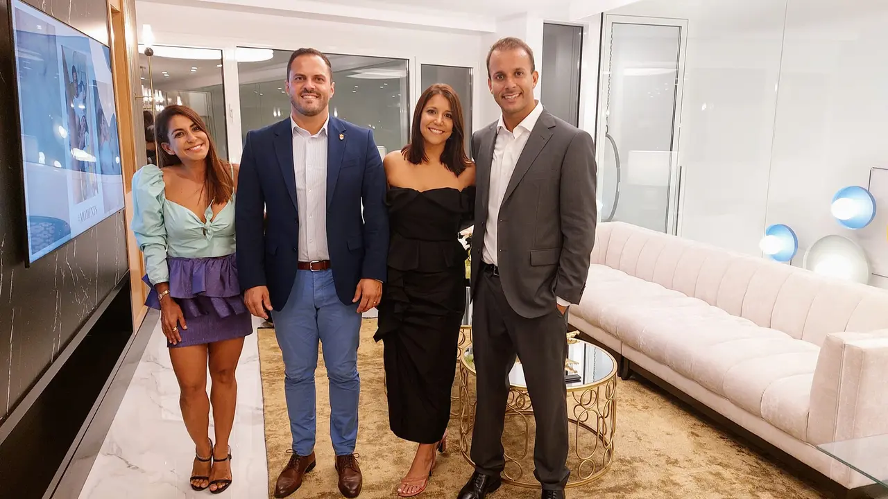 El alcalde de Arrecife en el acto inaugural de Blue Marina Suites, junto a los hermanos Sham.