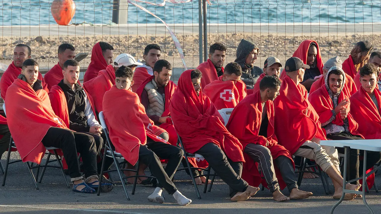 La Salvamar Al Nair ha rescatado hoy s&aacute;bado a 55 personas de origen magreb&iacute; y subsahariano, todos varones, cuando viajaban en una embarcaci&oacute;n al este de Lanzarote. Todos han sido trasladados al puerto de Arrecife. EFE/ Adriel Perdomo