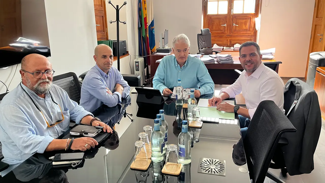 El Cabido en la reunión en el Ayuntamiento de Tías.