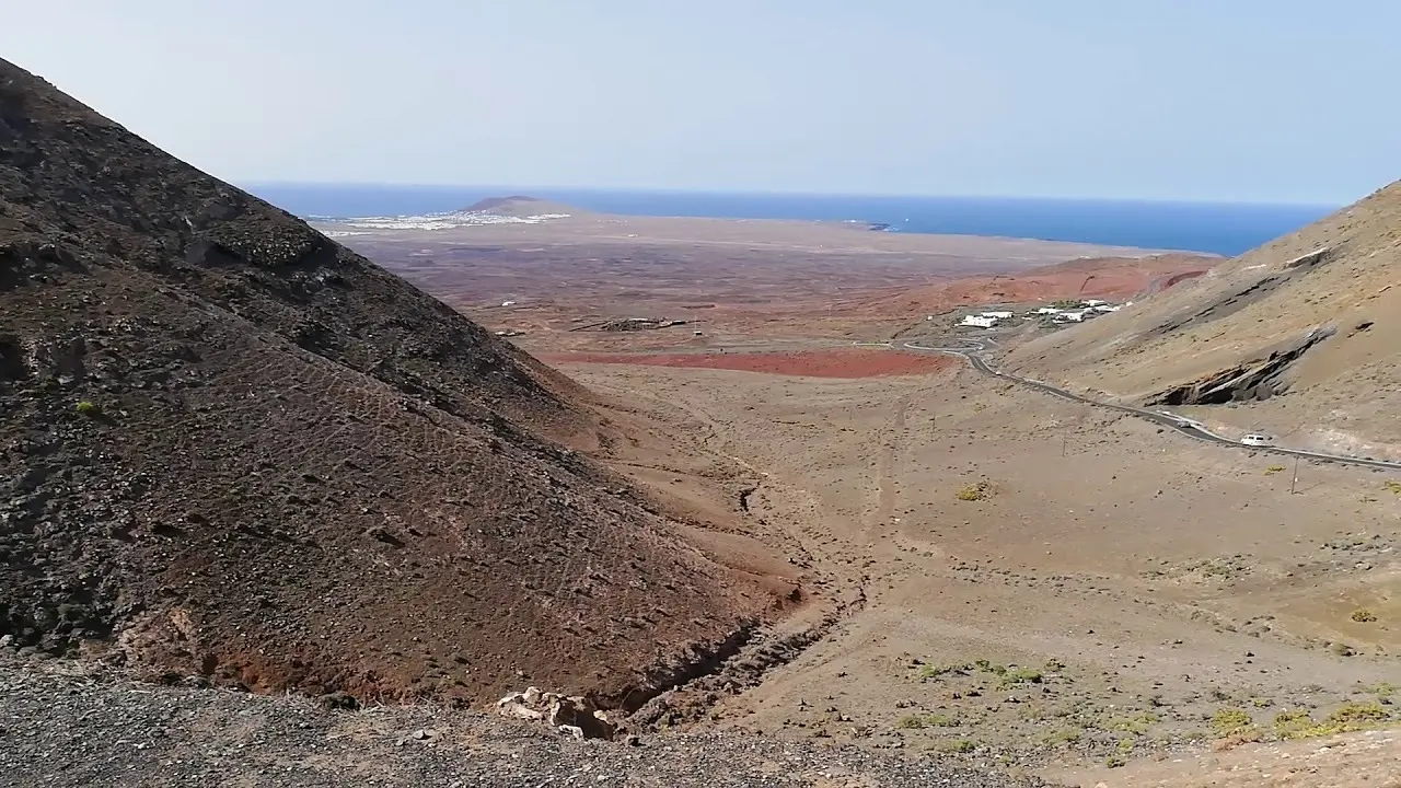 Carretera que une Femés con Playa Blanca.