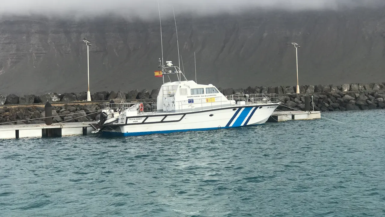 Embarcaci&oacute;n de vigilancia de la Reserva Marina en su base del Puerto de Caleta del Sebo. Imagen de archivo.