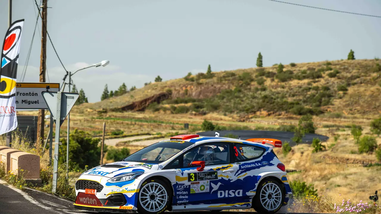 Vehículo participante en un rally.