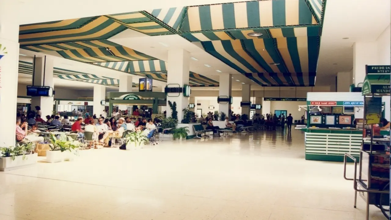 Interior de la antigua terminal del aeropuerto de Lanzarote. Foto Memoria Digital de Lanzarote.